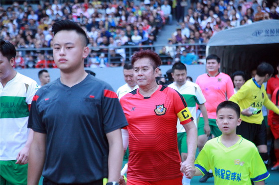 香港明星足球队来杭州谭咏麟,谭咏麟参加香港艺人足球队慈善赛