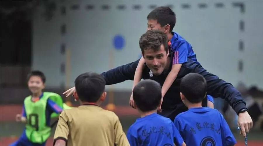 西班牙教练教中国球员,中国青少年足球俱乐部西班牙教练