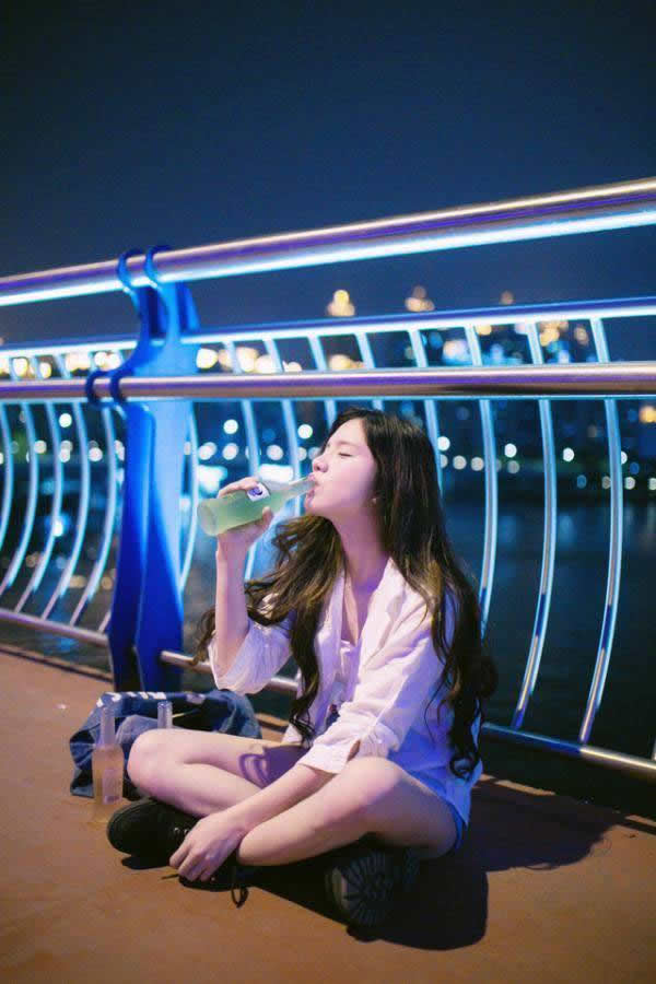 我怎么敢倒下我身后空无一人,我累了想倒下但身后空无一人