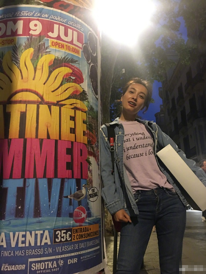 吴昕看马德里竞技比赛,吴昕韩国拍照