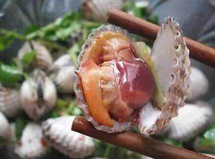 活老鼠、可爱兔兔、牛粪……这些你敢吃吗？有人视它为美食！