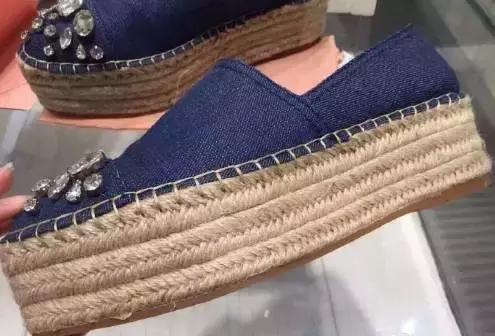 凉鞋经典款百搭不累脚,今年最火的4款凉鞋清爽又时髦