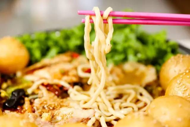 中国最傲娇的面馆来太原了！想吃？得排队！五折福利