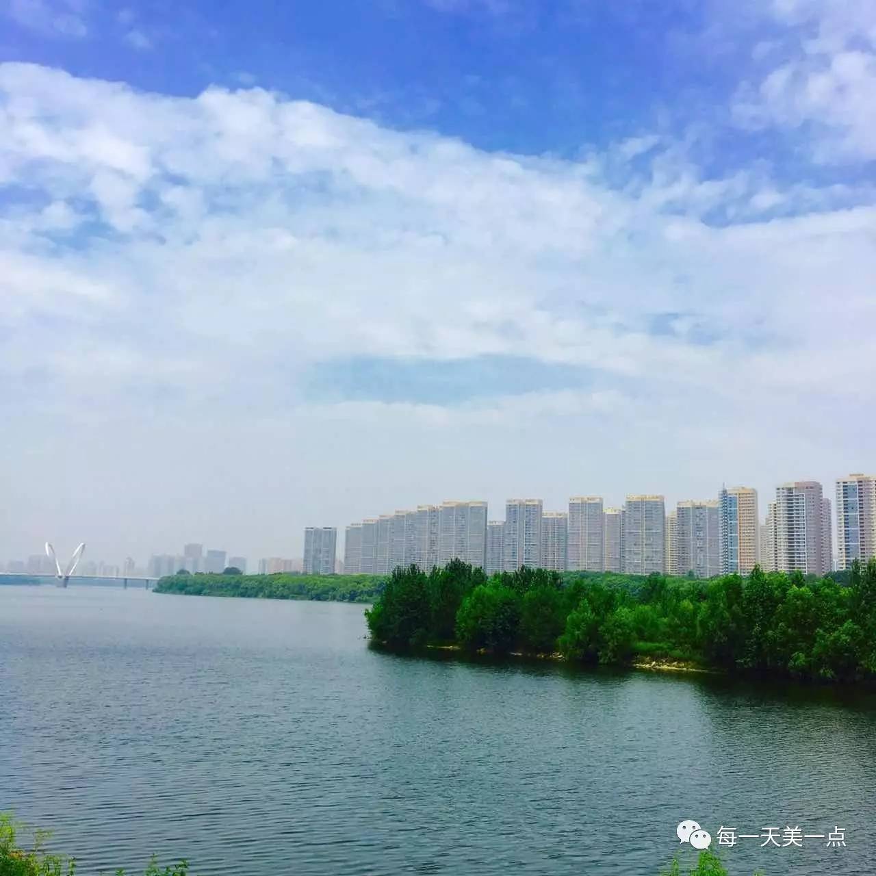 沈阳浑河边骑行夜景,浑河漫步道自行车