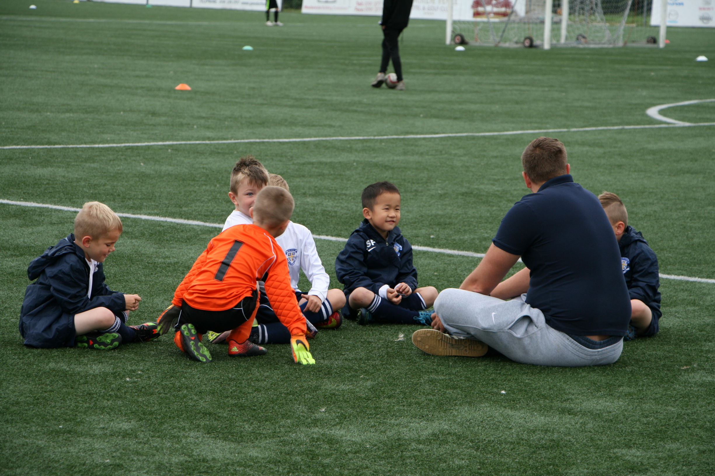 儿子踢足球认真的样子,儿子踢足球进球开心