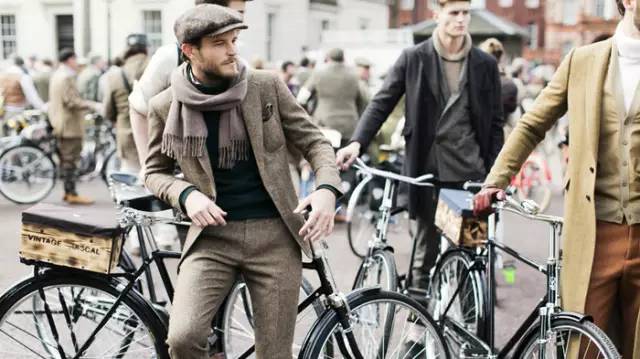 你怎么穿得像格利高里·派克？因为要参加复古骑行派对啊！