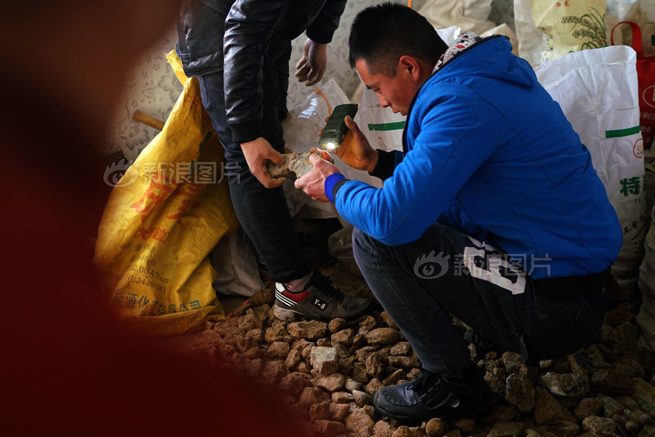 “疯狂的玛瑙”农民工熬夜寻宝，“淘石客”日赚千元的心酸~