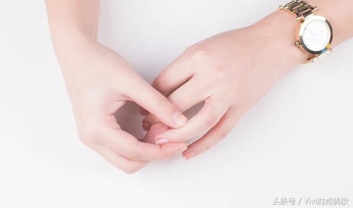 睫毛细软塌容易成坨,睫毛软容易定型吗