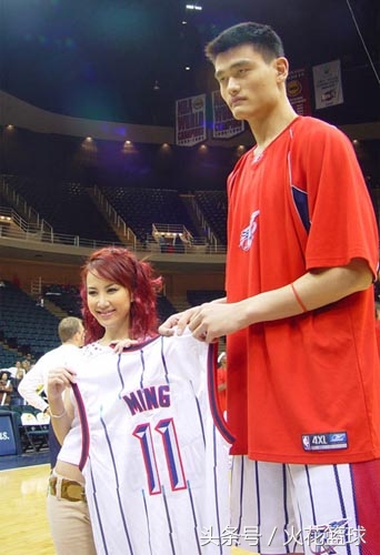 球星跨界珍贵合影，姚明羞涩，科比横跨娱乐拳坛，最后三张好心酸