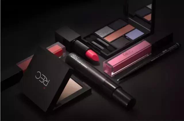 卖衣服每次都要跑去进货吗,卖衣服的都会打扮吗