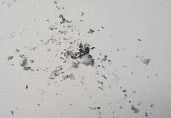 吸完烟剩的烟灰有什么作用,吸烟有害健康烟灰缸