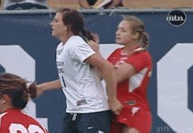 足球搞笑GIF（30）：女足*力暴**起来，比男足可怕多了
