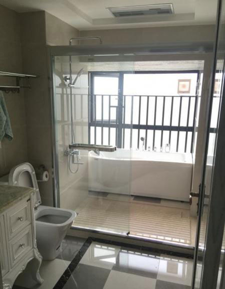 昆明未名城100平现代简欧装修,头一回看到把浴缸装在阳台的!