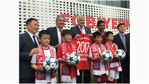 泽霍夫的拜仁缘：赠球衣访拜仁青岛足校