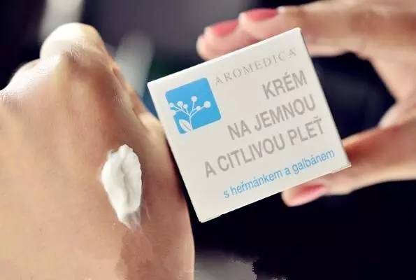 今天10点团｜岛国网红断货王安耐晒小*瓶金**！无论上山下海，带上它就不怕变成大黑妞！