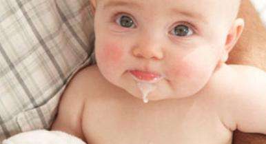 刚出生的婴儿喝奶后吐奶什么原因,刚出生的婴儿胃胀气还吐奶怎么办