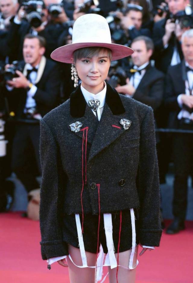 某网红穿国旗装蹭戛纳红毯,戛纳红毯穿衣乱象