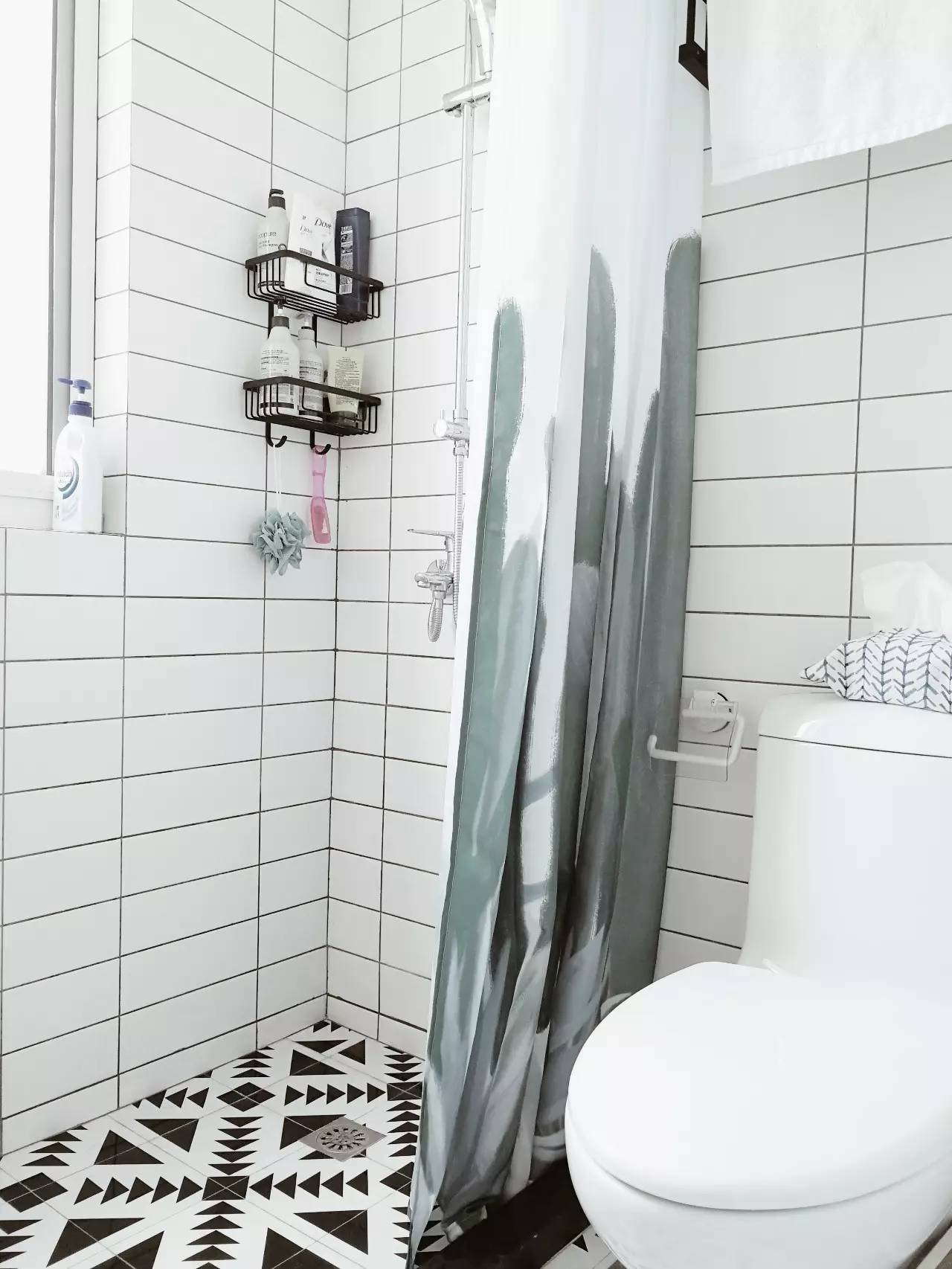 她改了两扇门，将家装成网图中的模样