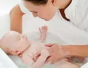 儿童退烧贴额头不让贴贴哪里,女儿用退热贴