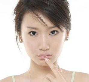 嘴巴起皮涂口红方法,夏天涂口红嘴干起皮怎么办