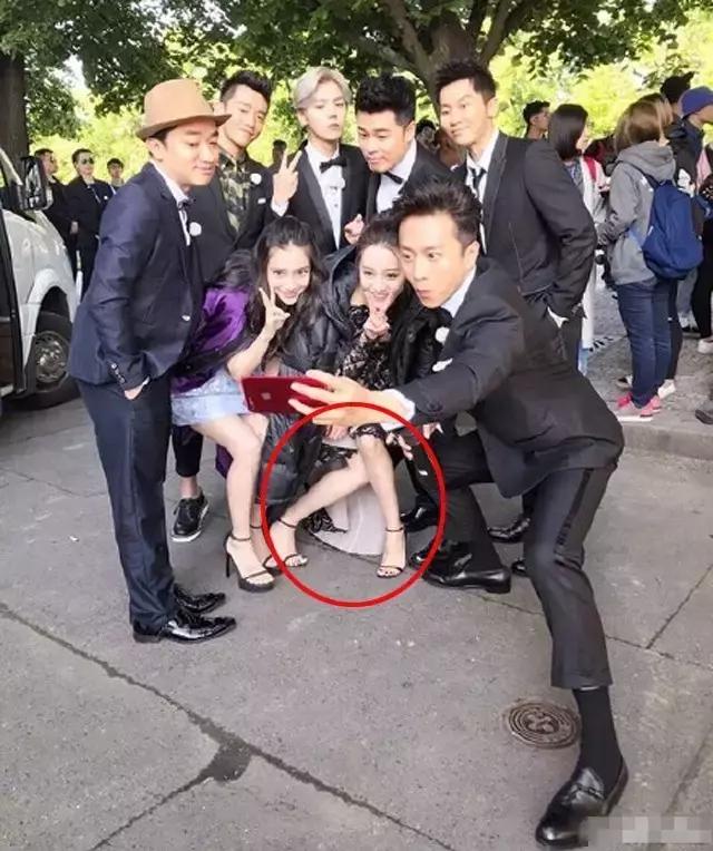 跑男团合影,超哥凭黑袜吸睛,但热巴却凭一小动作圈粉