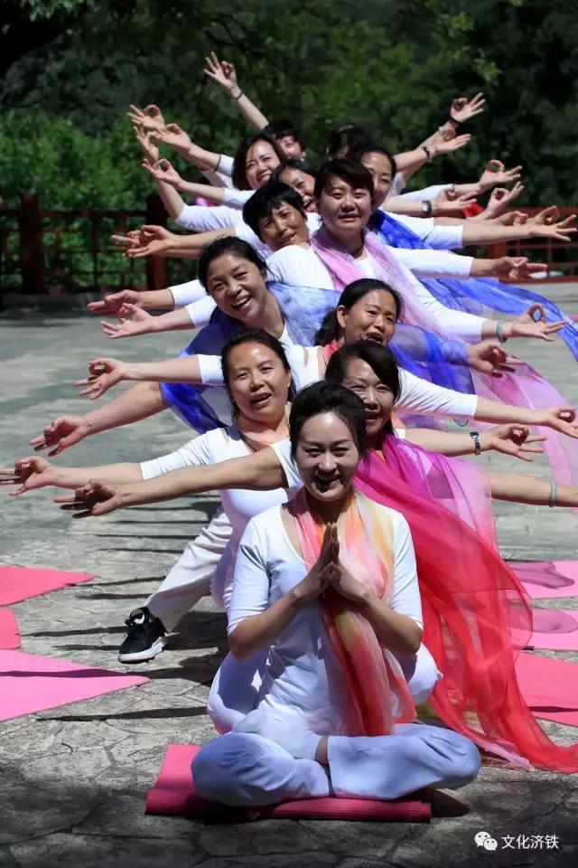 “健康济铁·瑜你同行”室外瑜伽暨摄影采风在袁洪峪举行