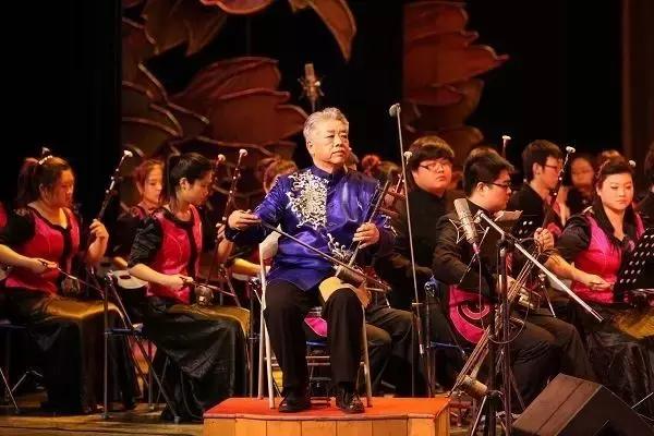 他在聊城这个不足十平米的小店里，坚守自己梦想京剧梦想