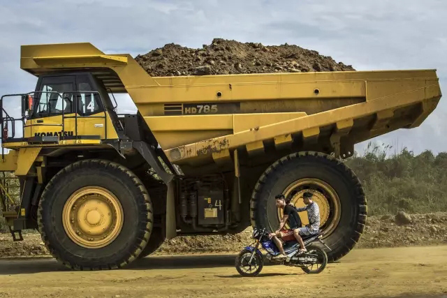 靠翡翠年赚中国2000亿，缅甸挖玉人的生活却很悲惨