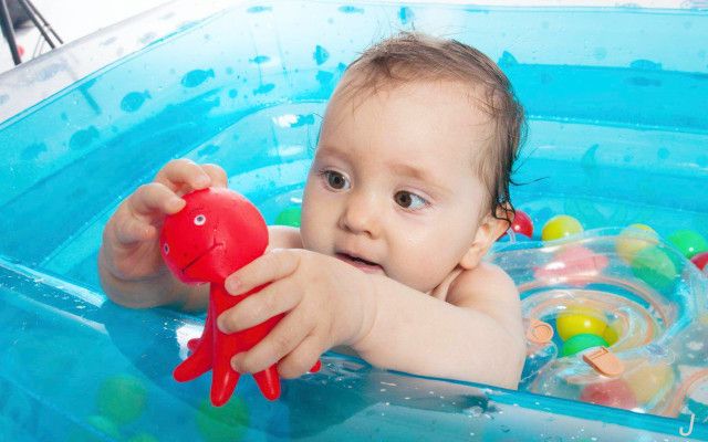 宝宝每次洗澡都哭闹怎么回事,新生儿洗澡和换尿布哭闹很厉害