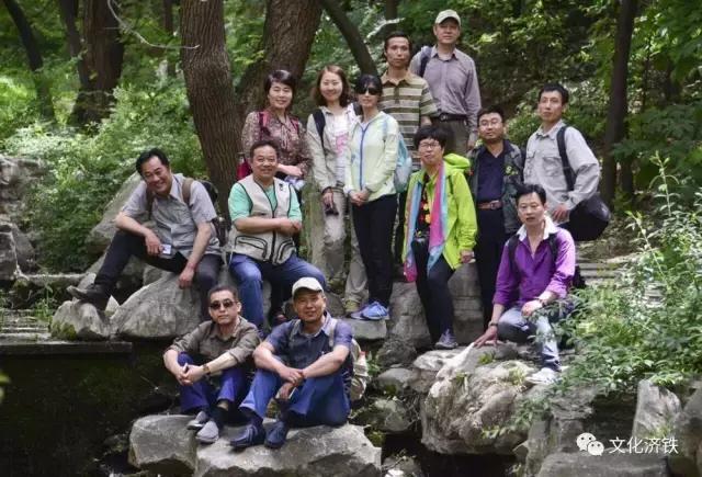 “健康济铁·瑜你同行”室外瑜伽暨摄影采风在袁洪峪举行