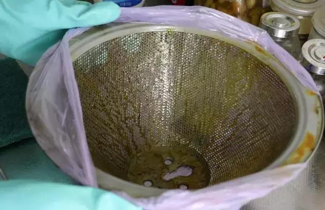 油烟机不管有多脏一个口罩就搞定,油烟机太脏了用什么清理比较干净