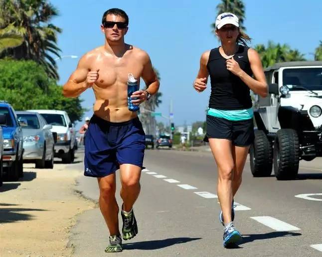 这俩人是当今地球上马拉松和百米最强选手！