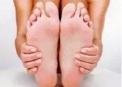 脚脱皮还皮痒厉害是什么原因,脚板脱皮是什么原因怎么治