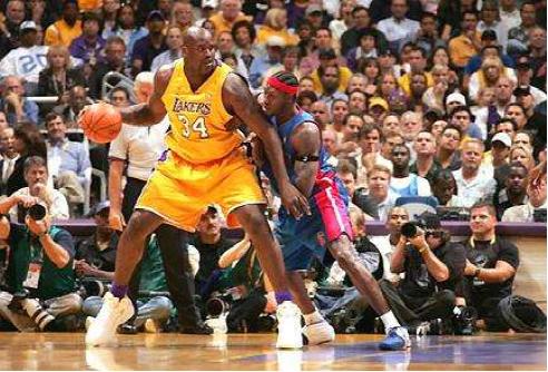 为了限制艾弗森、奥尼尔“横行霸道” 联盟被迫修改了这些规则