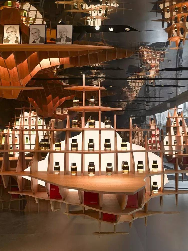 展翅腾飞的香水店