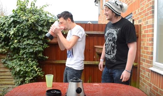 重口新高度！两男子“将活蛆搅碎后饮用”，看完我再也不想吃饭了