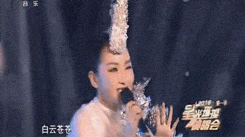 萨顶顶话筒拿反了的完整视频,万物生萨顶顶假唱转话筒事件完整