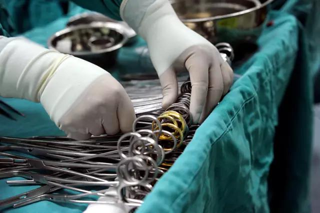 男子将花露水瓶插入肛门，险要其命