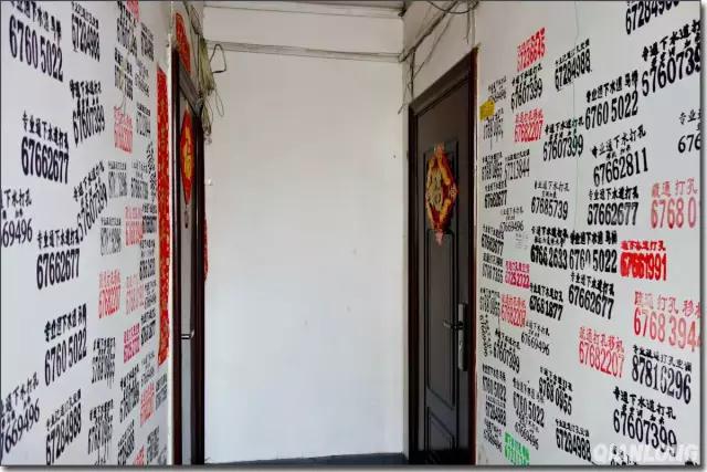 楼道小广告放任不管？同区域不同小区房价差两万！