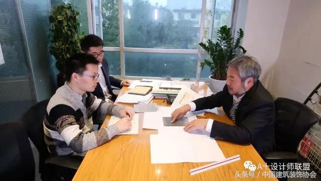 王铁给雷锋“的哥”换了新家还替他解决了儿子的婚姻大事