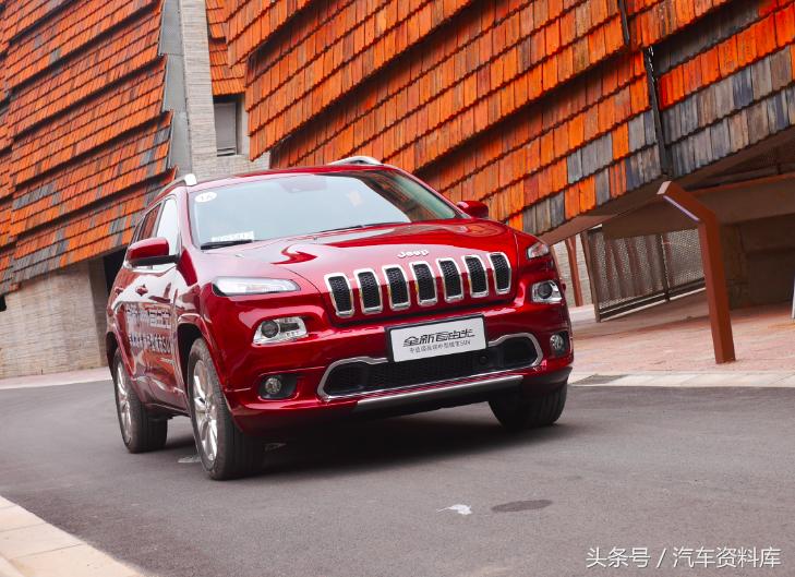 试驾jeep自由光高性能版,jeep自由光2021款2.0自吸试驾