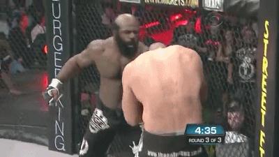 极其残忍!街霸金波·斯莱一拳将对手耳朵软组织轰烂,鲜血横流