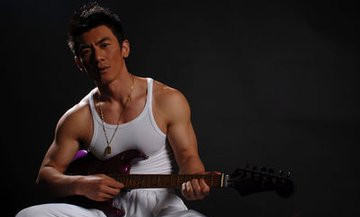 曾是刘欢保镖，流落街头没饭吃险自杀，北漂跑龙套今硬汉形象大火