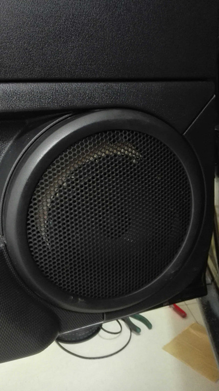 jeep指挥官音响位置,jeep指挥官2018款低音炮