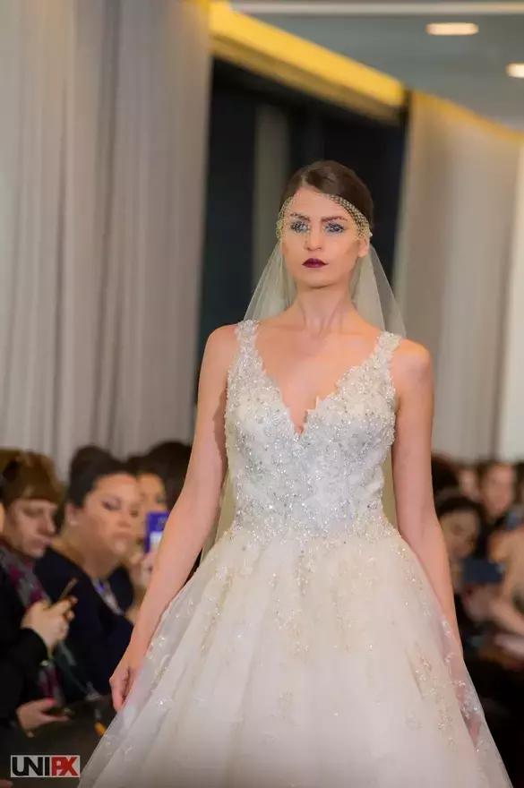 谁家的婚纱可以让你在海边举办婚礼也不怕晒黑？