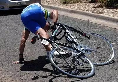 不小心撞到车但是车完好无损,不小心摔车了