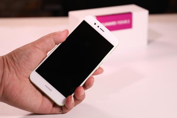 华为nova2颜值好看,高颜值爱自拍买华为nova2