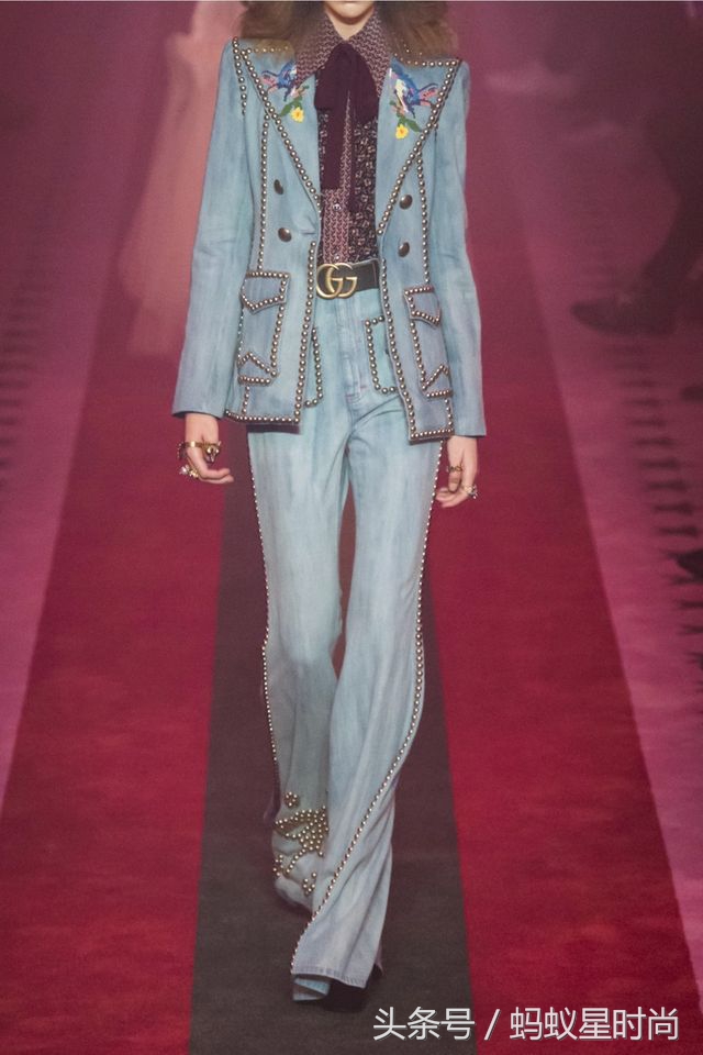 深秋款浅色微喇牛仔裤,早秋新款三角边牛仔裤