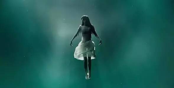 恐惧噬骨!榨干人油当解药,只为延长寿命等女儿长大后*亲近**繁殖