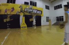 都说艾弗森球迷运球都不差？看娱乐圈两位艾迷各种花式运球就知道